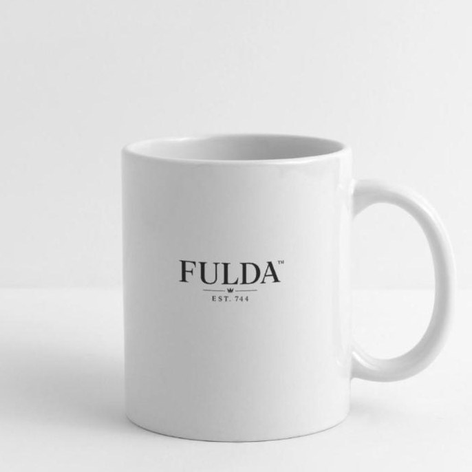 Weiße Tasse mit dem Schriftzug FULDA EST. 744
