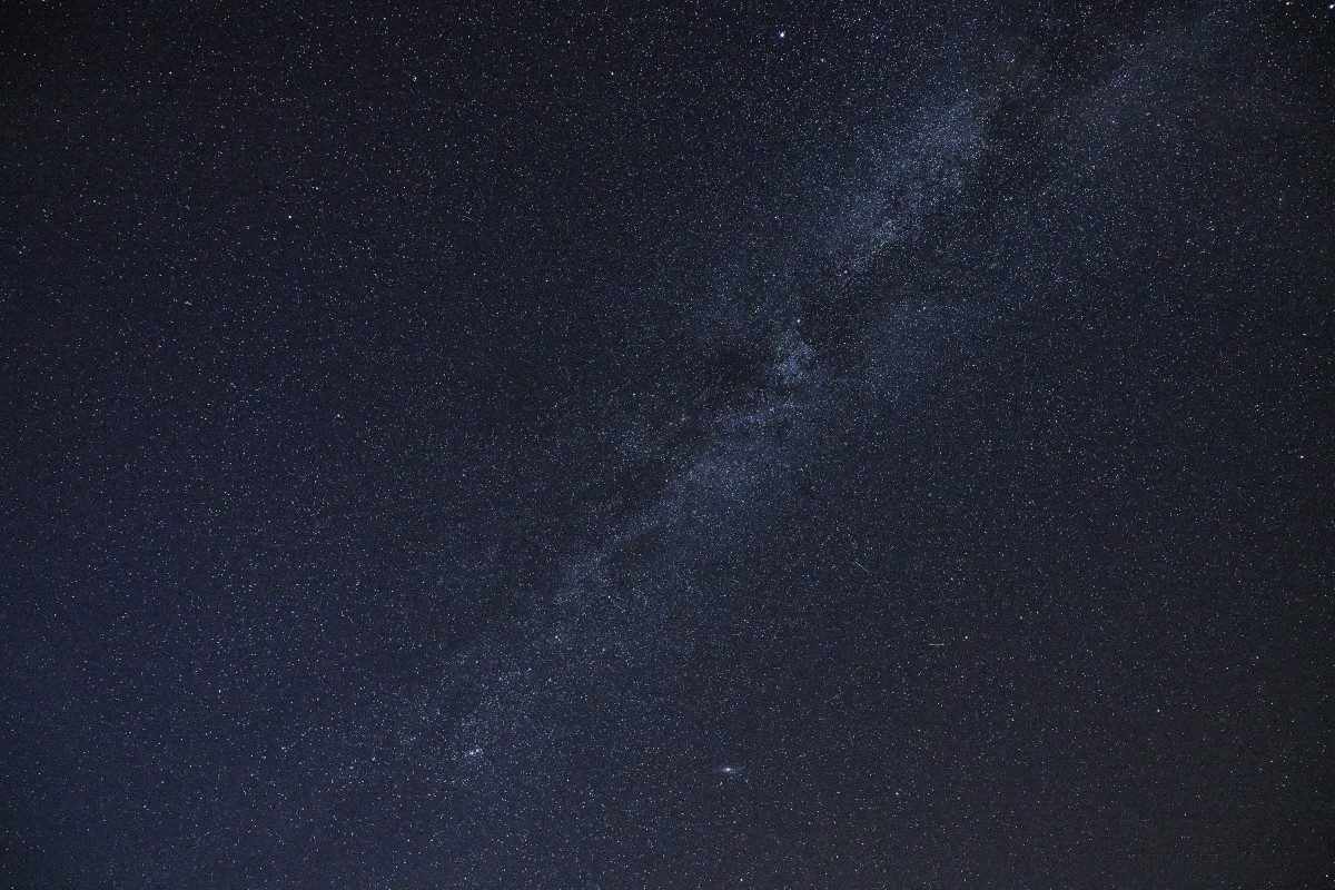 Das Band der Milchstraße quer über einen dunklen Sternenhimmel.