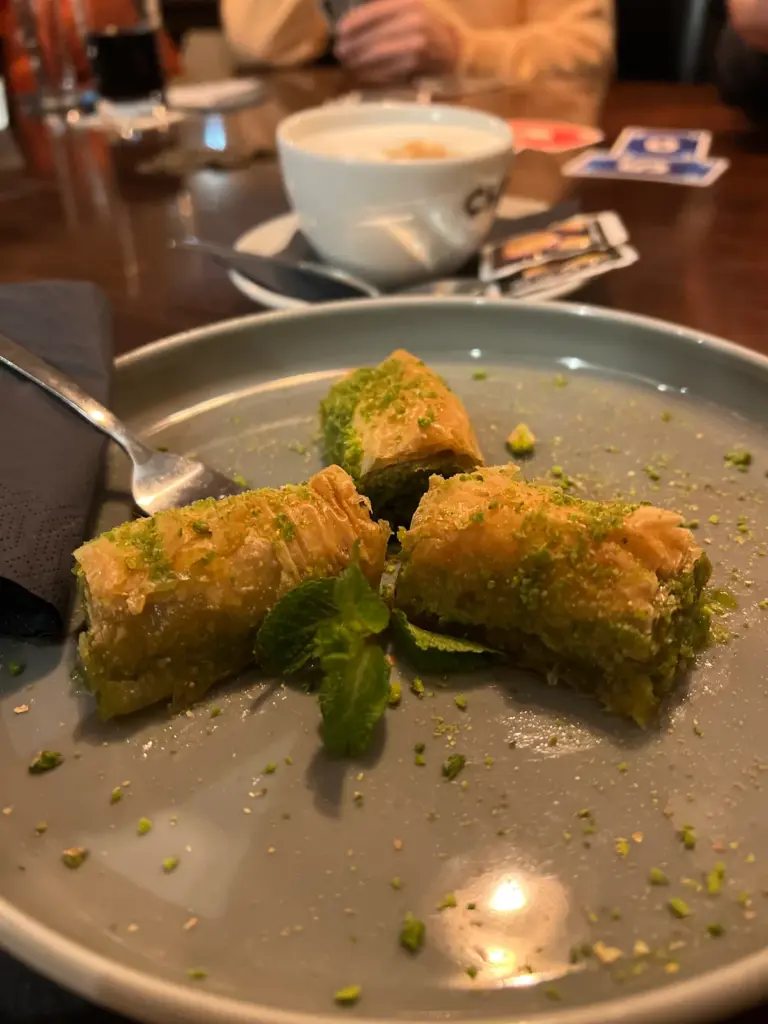 Baklava mit Pistazien auf einem Teller im Tandurem in Fulda