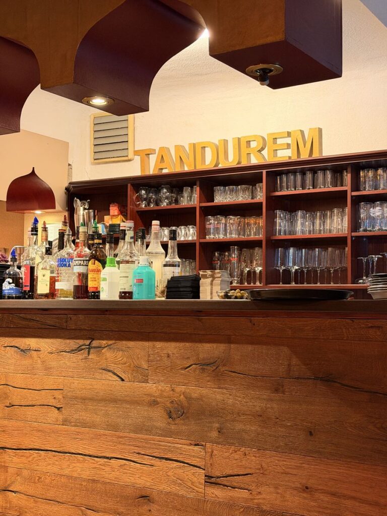 Holzbar mit Flaschen und Gläsern und dem Schriftzug Tandurem in Fulda