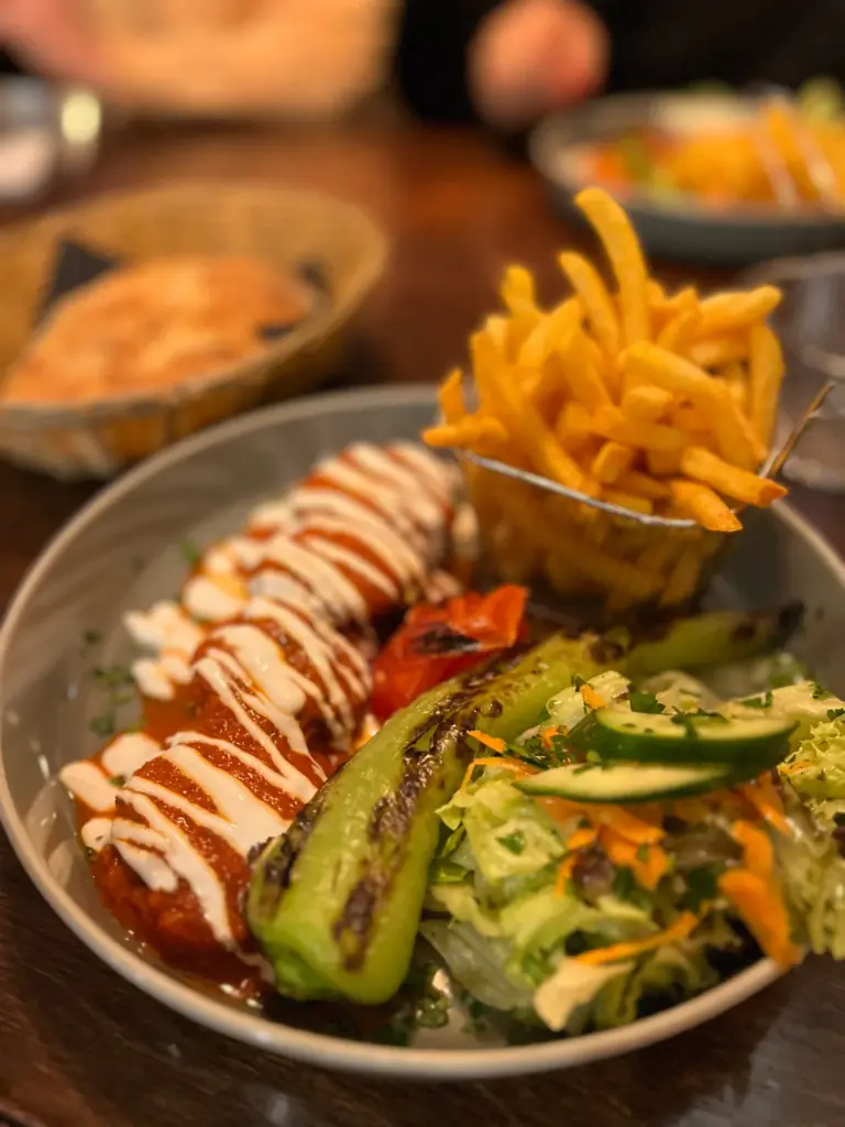 Beyti Soslu Köfte mit Pommes und Salat im Tandurem in Fulda