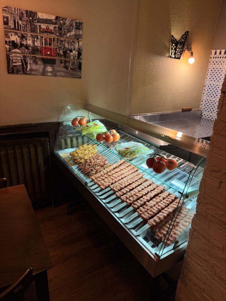 Vorbereitete Adana-Spieße in der Kühltheke des Tandurem in Fulda