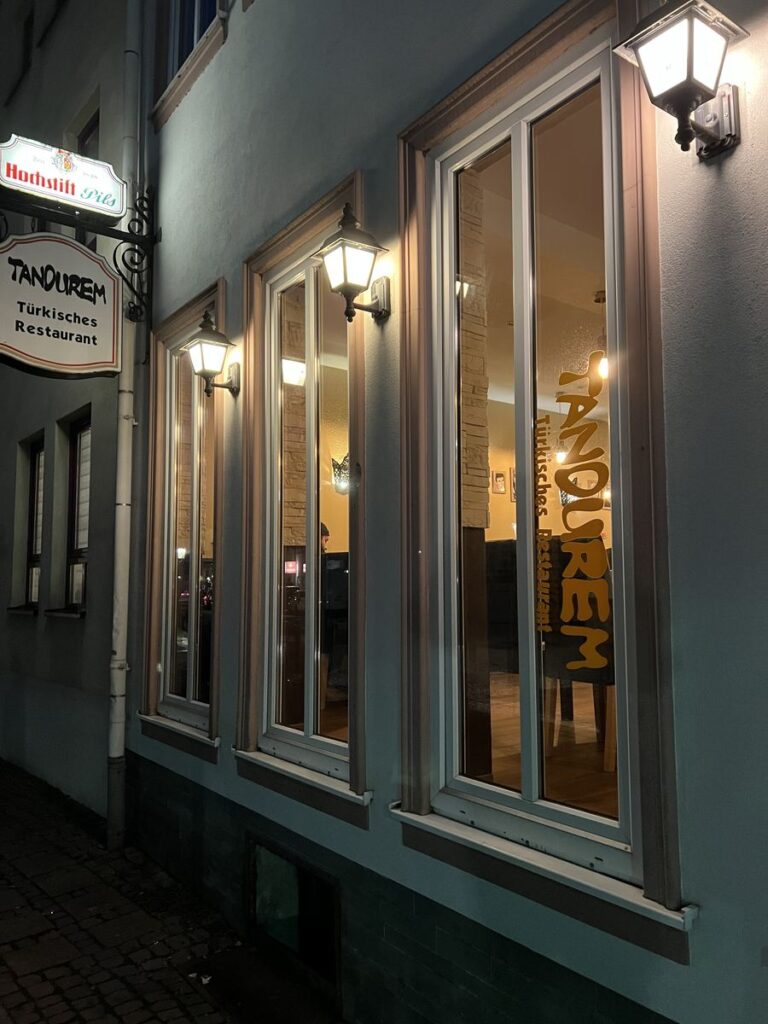 Außenansicht des Tandurem in der Löherstraße in Fulda am Abend mit beleuchteten Fenstern