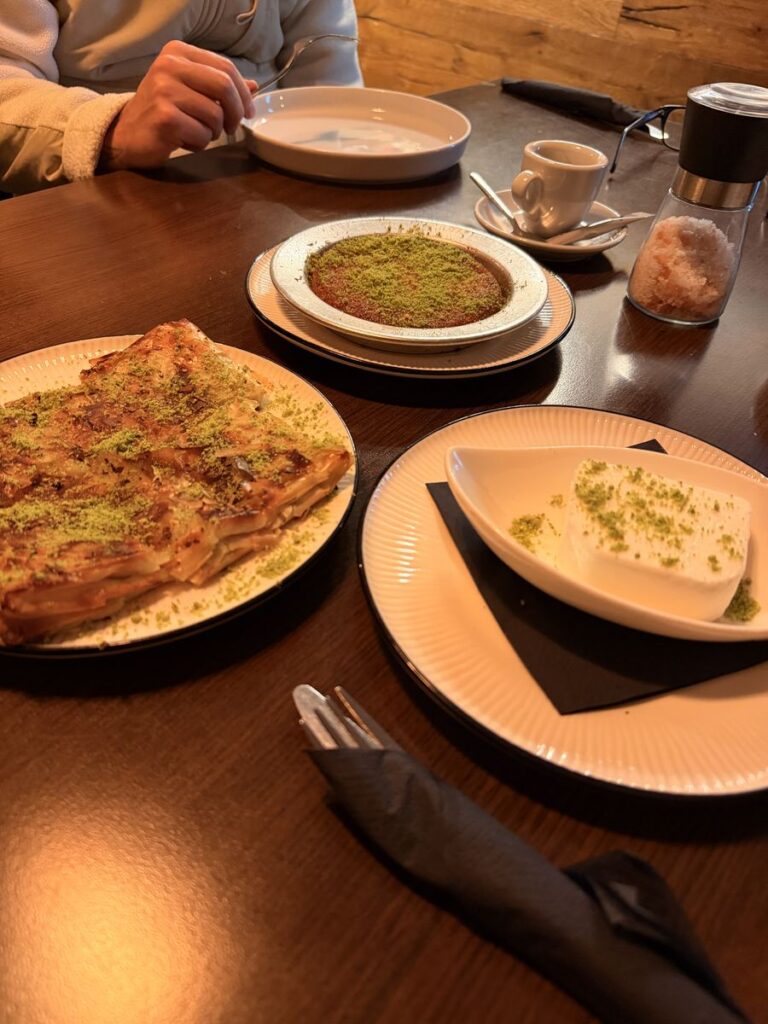 Künefe mit Pistazien und weitere Desserts auf dem Tisch im Tandurem in Fulda