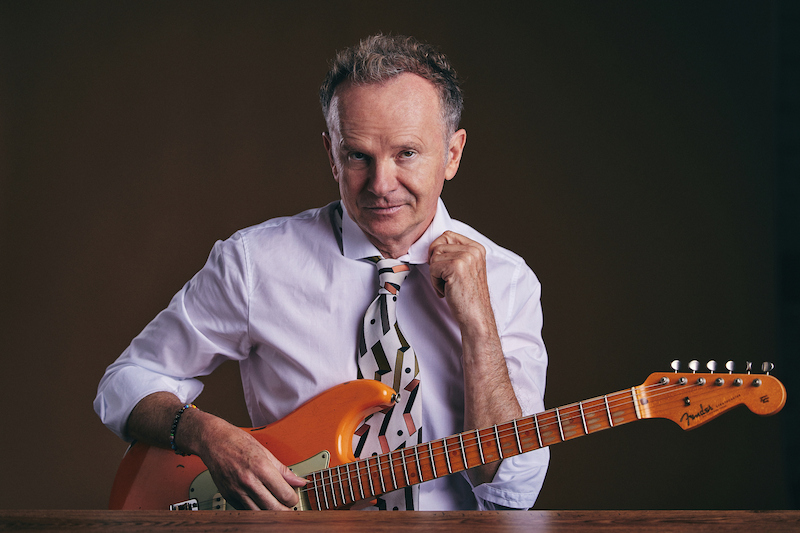 Willy Astor mit Gitarre