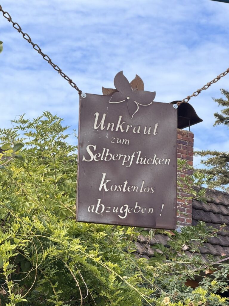 Schild am Gartenzaun in Wirmsthal: Unkraut zum Selberpflücken kostenlos abzugeben