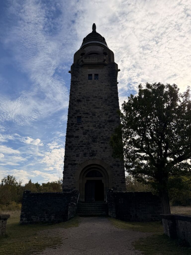 Wittelsbacher Turm auf dem Scheinberg bei Bad Kissingen von vorn, mit Treppe zum Eingang
